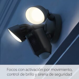 Mantén tu casa segura con la cámara Ring Floodlight Cam Wired Plus de Amazon. Vídeo Full HD 1080p, focos LED brillantes y sirena integrada. Instalación por cable y prueba gratuita de Ring Protect.